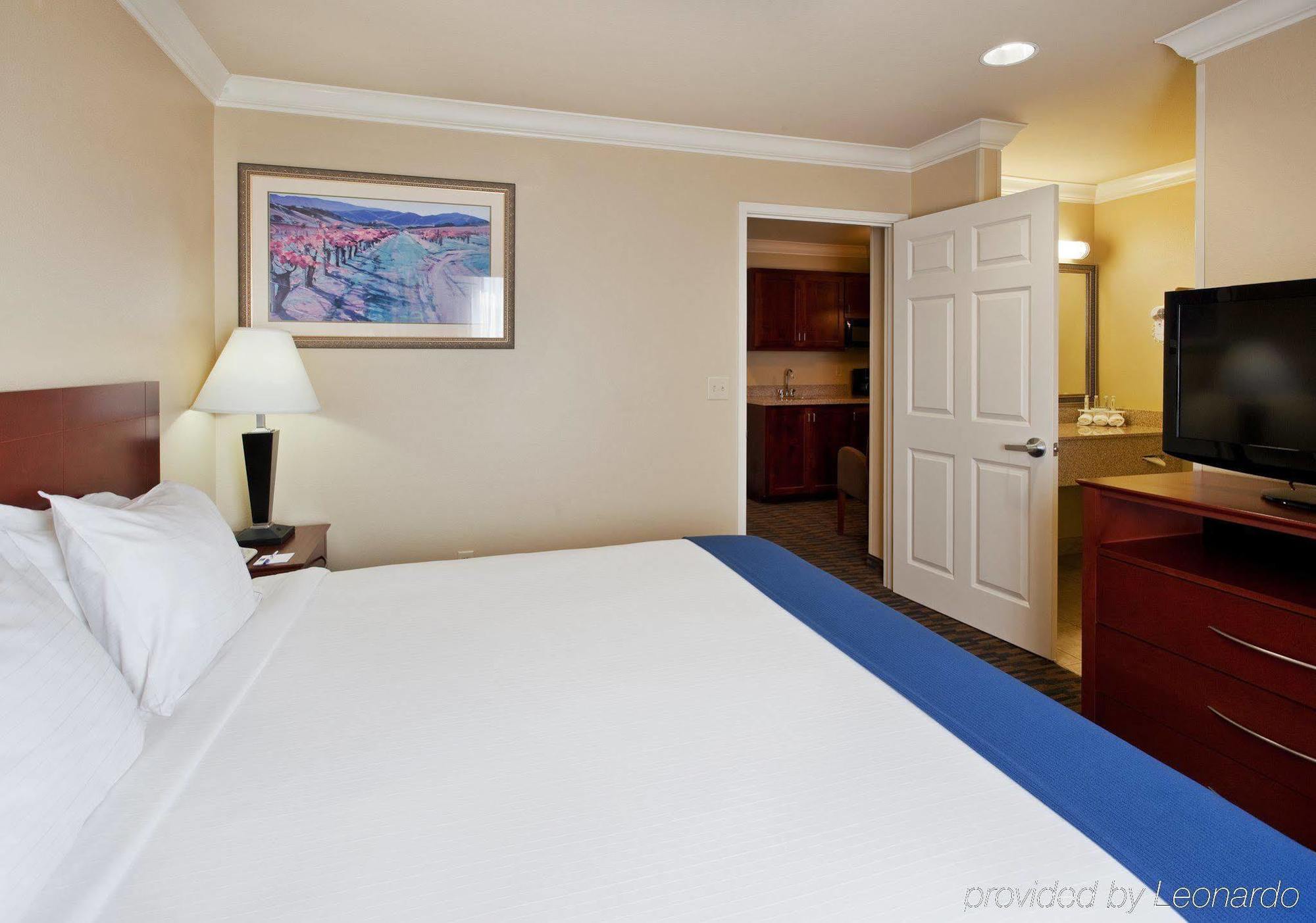 Holiday Inn Express & Suites Watsonville By Ihg Номер фото