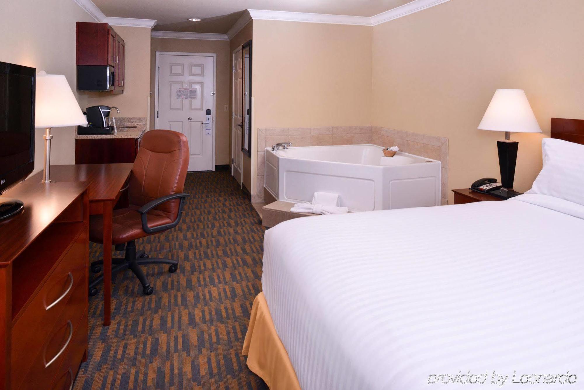 Holiday Inn Express & Suites Watsonville By Ihg Экстерьер фото